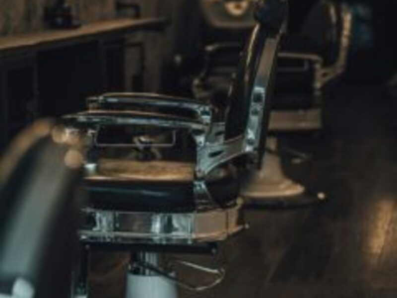 Salão de beleza, barbearia moderna com cadeiras de atendimento e espelhos, pronto para receber clientes